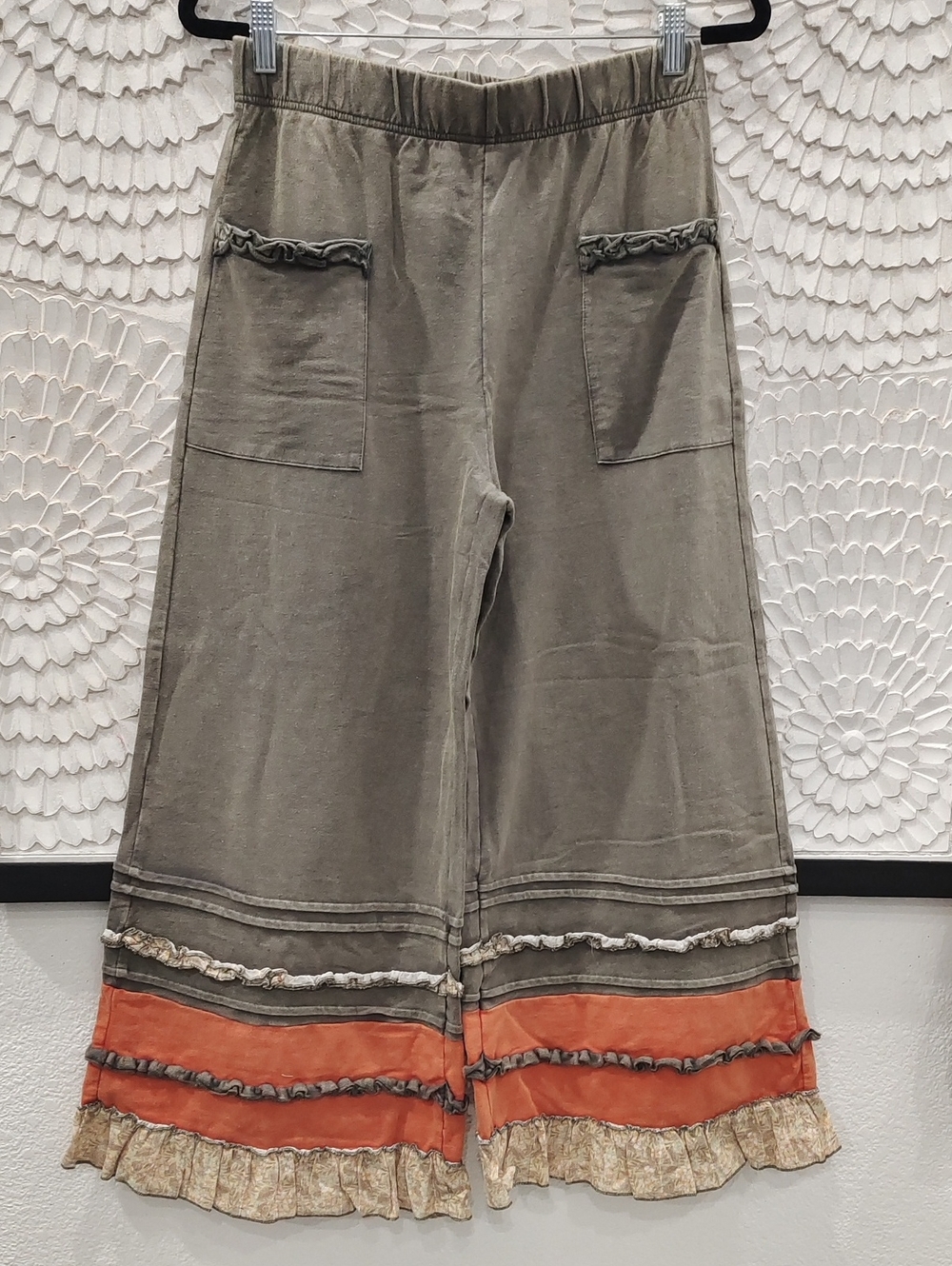 easel Ash Wide-Leg Sweatpants Ruffle & Top with Rust & Cream Accents - Picture 5 of 9